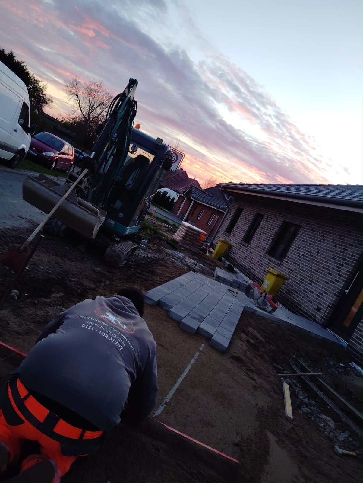 Baustelle am Abend mit Minibagger