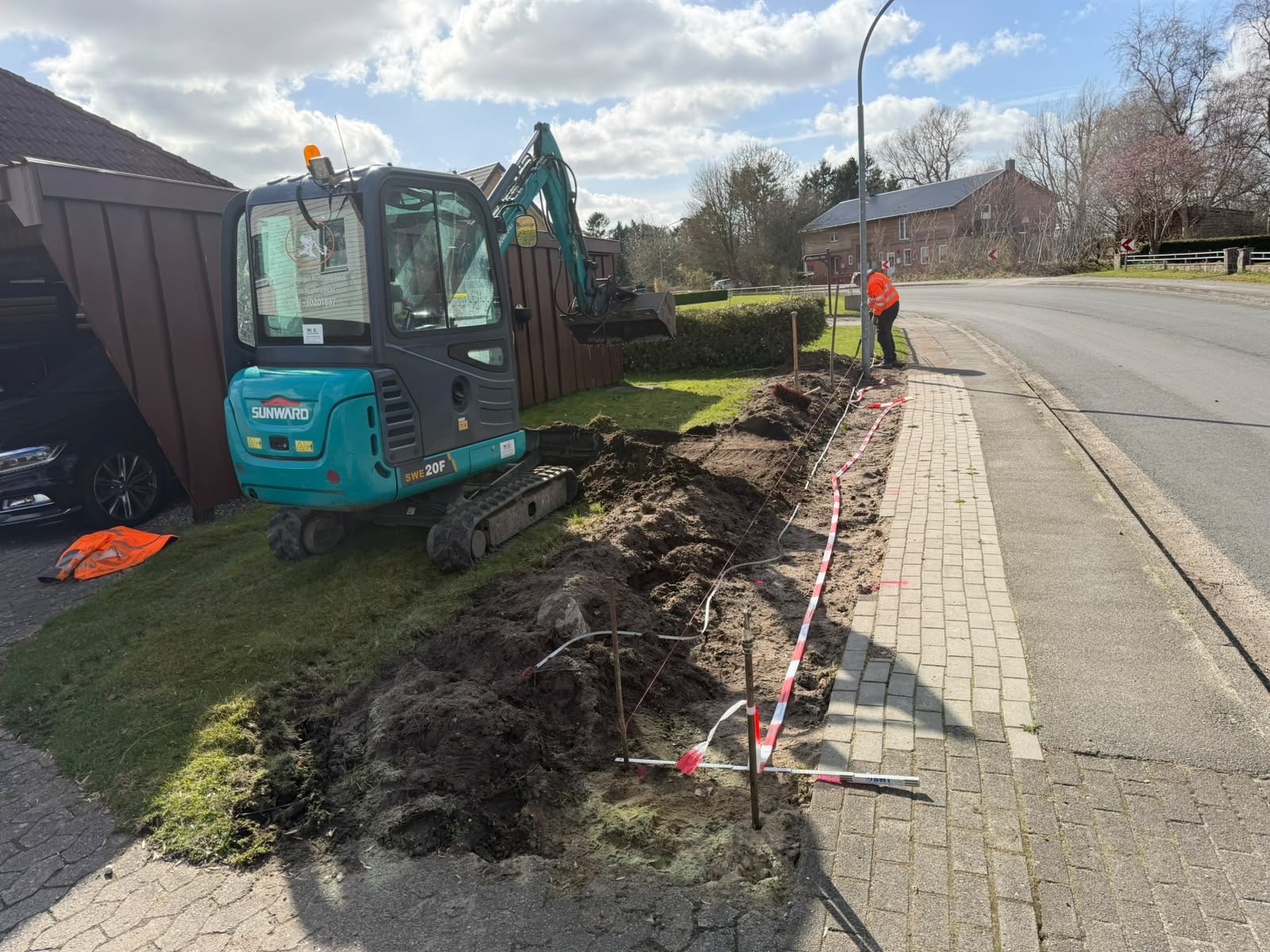 Minibagger bei Grabenarbeiten